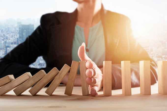 © alphaspirit - stock.adobe.com Person mit Dominosteine