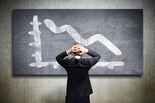 Person steht vor Tafel