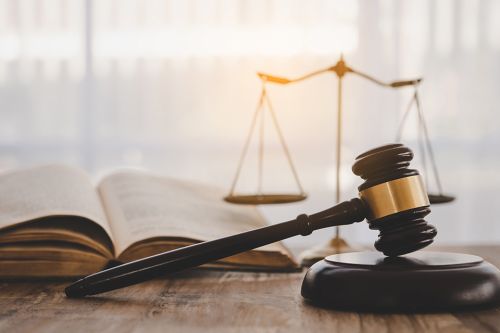 Richterhammer und Waage