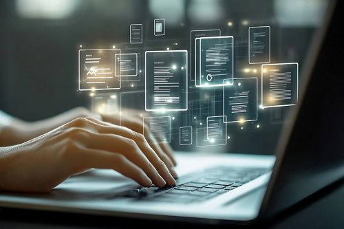 Finger tippen auf Laptoptastatur