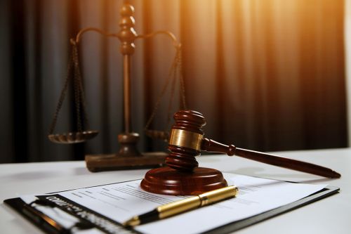 Richterhammer und Waage