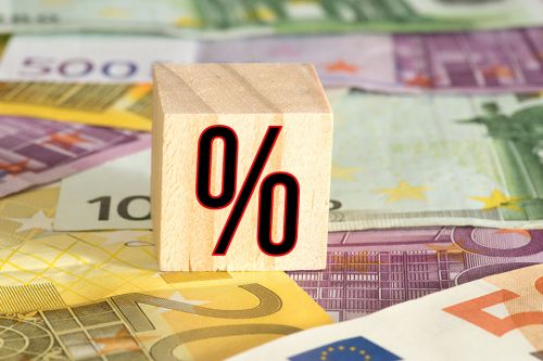 Euro-Scheine und Prozentzeichen